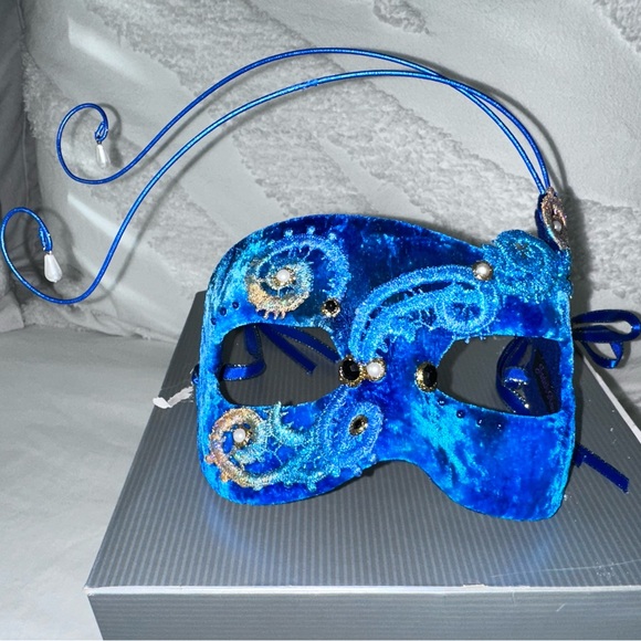 Cirque Du Soleil Mask by Judith Rauchfuss - Picture 3 of 14